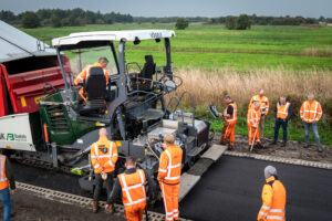 Wanneperveen Aanleg proefvak Ecofalt op de Lozedijk in aanwezigheid van wethouder Tilko Gernaat. (foto Gemeente Steenwijkerland/Wilbert Bijzitter)