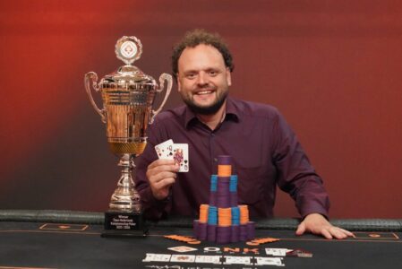 Julian Hazelhof Pokerkampioen van Nederland 2025-2026 (foto aangeleverd)