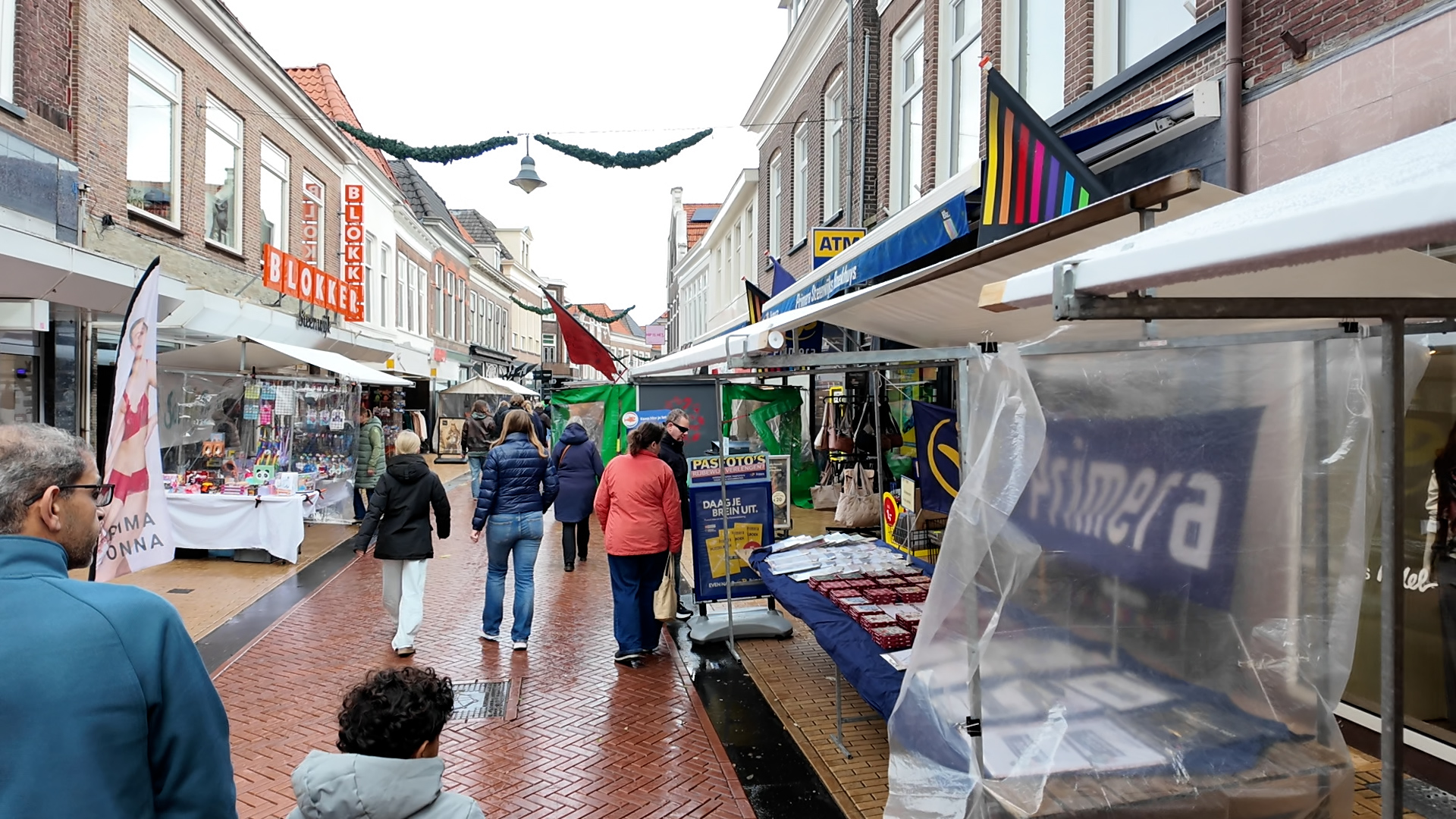 Na een flinke plensbui aan het begin van de middag moest de Elfduizendmarkt nog op gang komen (foto: De Werven).