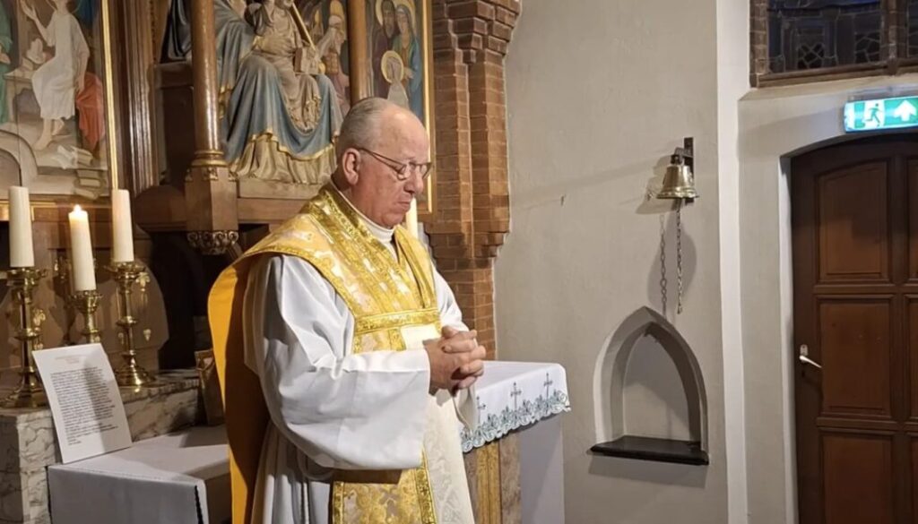 Pastor Harry van der Vegt in RK Kerk Steenwijkerwold (foto_ H. van der Vegt)(1)