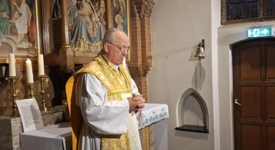 Pastor Harry van der Vegt in RK Kerk Steenwijkerwold (foto_ H. van der Vegt)(1)