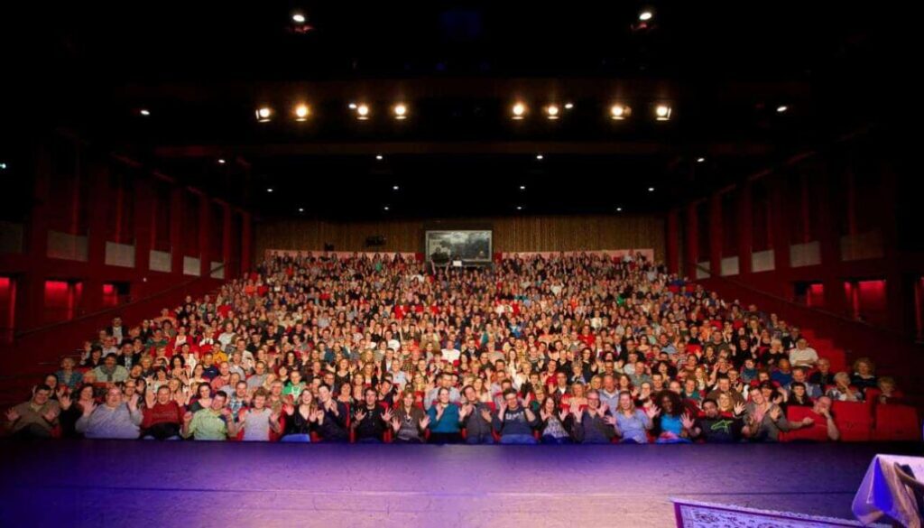 Theaterzaal vanaf het podium De Meenthe (foto aangeleverd)