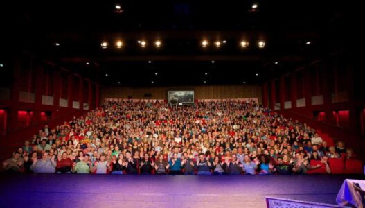 Theaterzaal vanaf het podium De Meenthe (foto aangeleverd)
