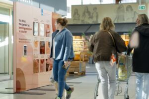 Voorbijgangers in winkelcentrum Enschede Zuid (foto aangeleverd)