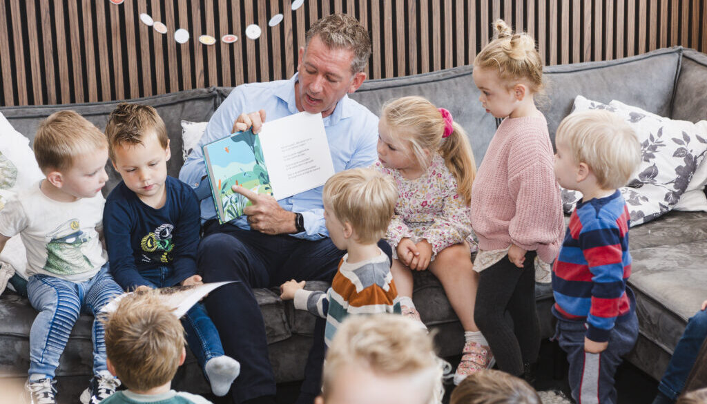 Wetthouder Bunt leest voor uit Wie woont daar bij het water (foto Sara Muis)