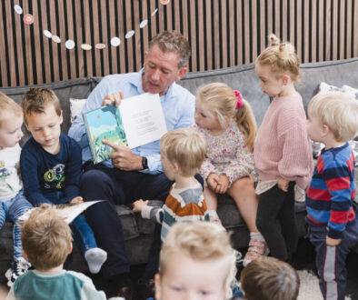 Wetthouder Bunt leest voor uit Wie woont daar bij het water (foto Sara Muis)