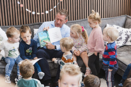 Wetthouder Bunt leest voor uit Wie woont daar bij het water (foto Sara Muis)