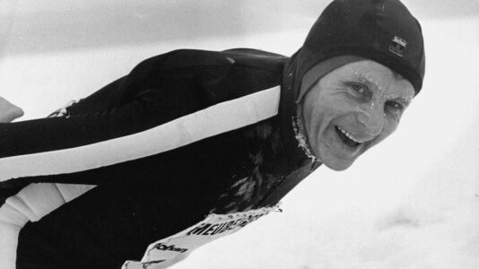 Jan Roelof Kruithof wint in 1979 voor de derde keer de Alternatieve Elfstedentocht in Finland (foto: RTV Drenthe/ANP)