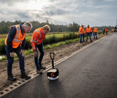 Het groene asfalt op de Lozedijk in Wanneperveen (foto: gemeente Steenwijkerland/Wilbert Bijzitter).