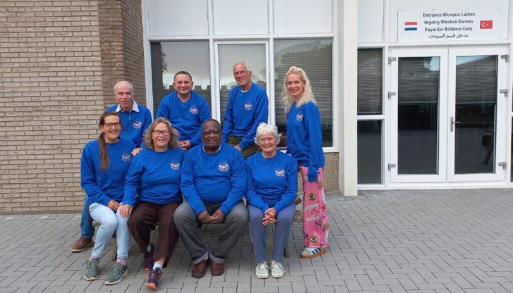 Werkgroep Dag van de Dialoog 2026. Boven (vlnr): Robbert Vlagsma, Faruk Ersoy, Marten van Buren en Wendy van Essen. Zittend: Paula Bierma, Sandra Lampe, Mohamed Sobahi en Albertine Visser (foto aangeleverd)