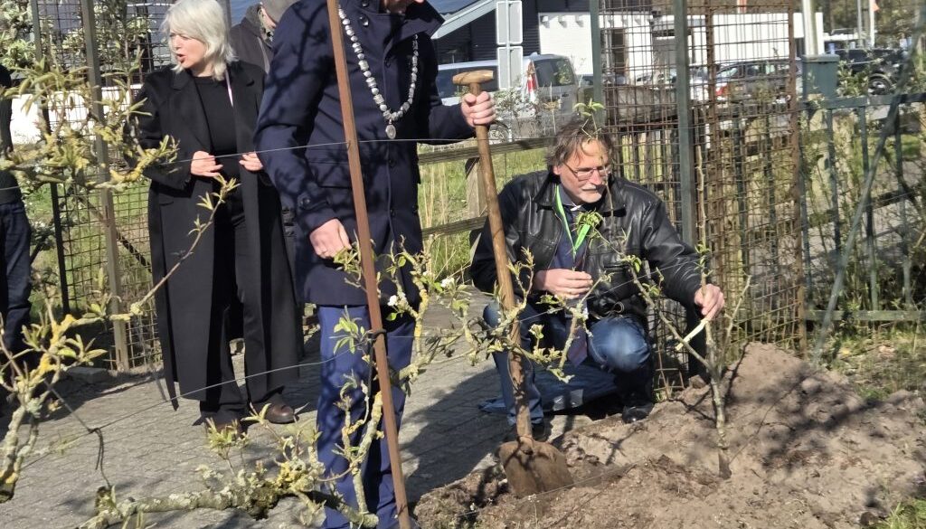 Burgemeester van gemeente Westerveld, de heer J. Spoelstra & de Commissaris van de Koning in Drenthe, mevrouw A. Mulder - foto aangeleverd